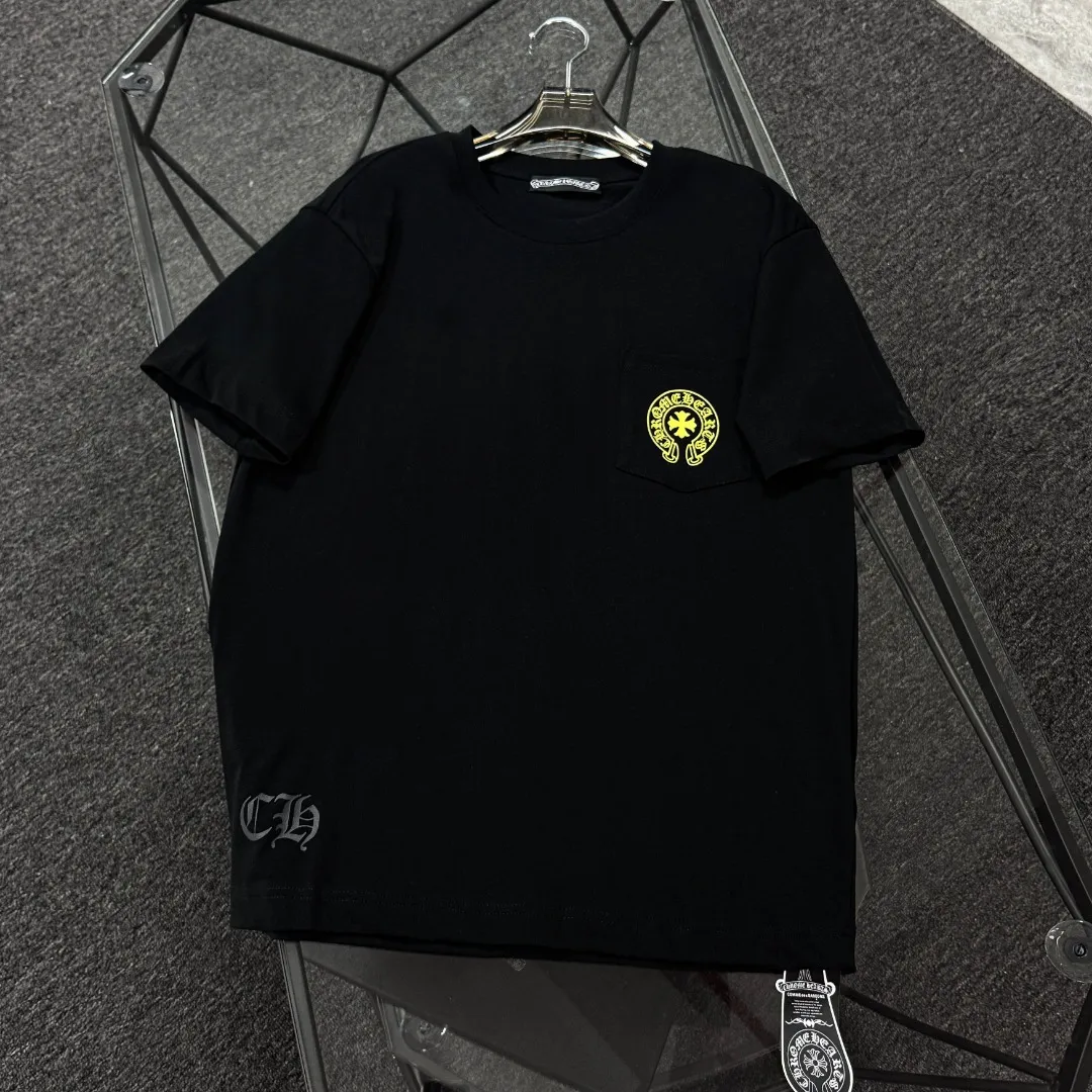 P170 Chrome Hearts Chrome Hearts 25 high-end versions. The fabric is made of 300 grams of high-density pure cotton. It does not deform or shrink. It has three labels. It is the same style for men and women. Technology: Digital printing. Color: White. Black. SIZE: S-XL.